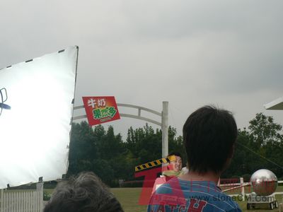 牛奶果然多电视广告在中山公园大草坪开拍巨石国际传媒制作
